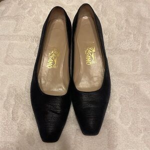 Salvatore Ferragamo Pumps Women’s 8.5AA Blue Leather Square Toe Low Timeless